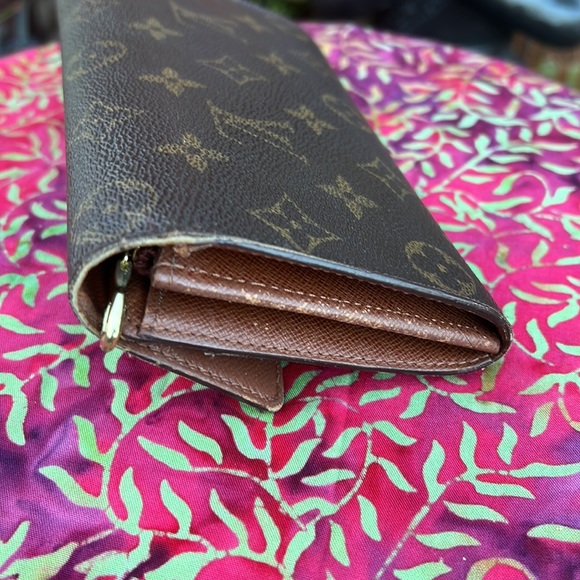 Louis Vuitton Monogram Sarah Wallet - Picture 8 of 17